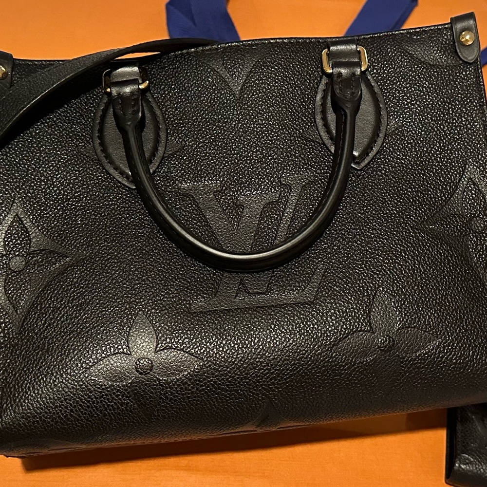 Authentic Louis Vuitton Monogram Empreinte onyx bag.  Gently used for one month🩷 - Picture 3 of 16